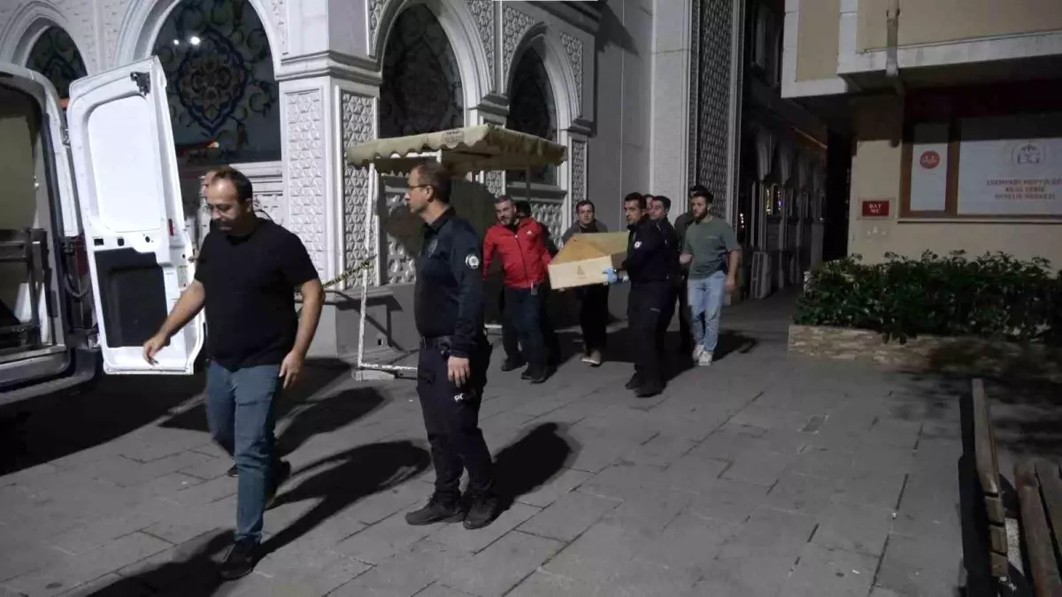 cekmekoyde cami tuvaletinde genc adam olu bulundu Yg72LLiZ