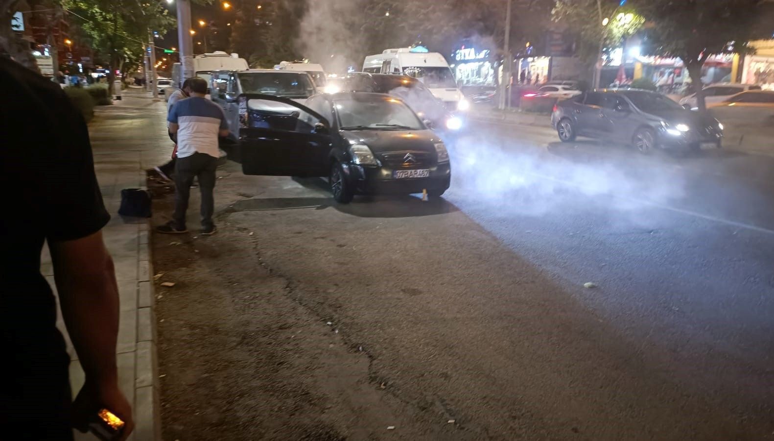 duman yukselen otomobil alev almadan sonduruldu uMwximKX