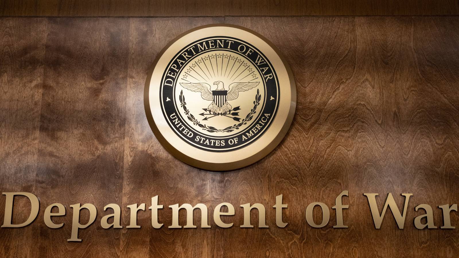 pentagonda savas bakanligi tabelalari asildi 8NG25T42