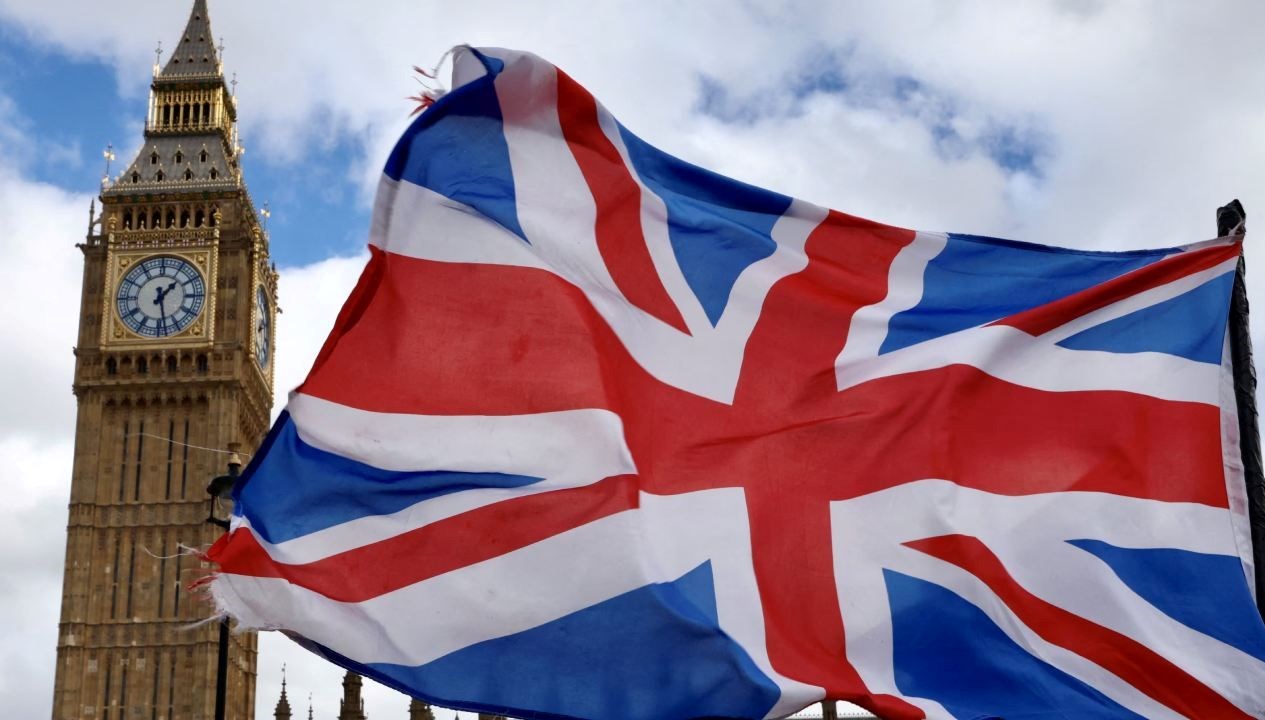 ingilteredecamiye saldiri icinde iki kisi varken atese verdiler AU4lNDhT