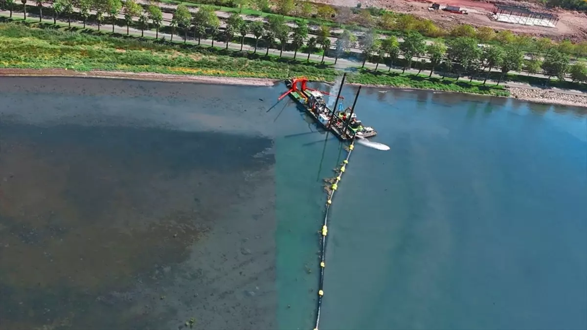 izmit korfezinde dip camuru temizleniyor TChuX6bf.jpg