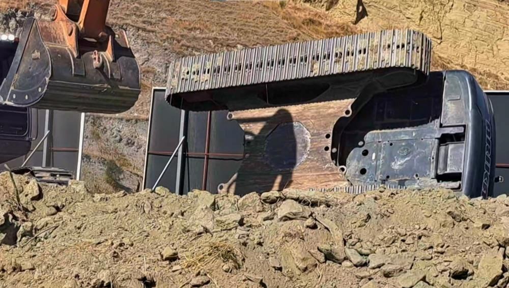 sokede is makinesi devrildi bir yarali N8flDl7B.jpg