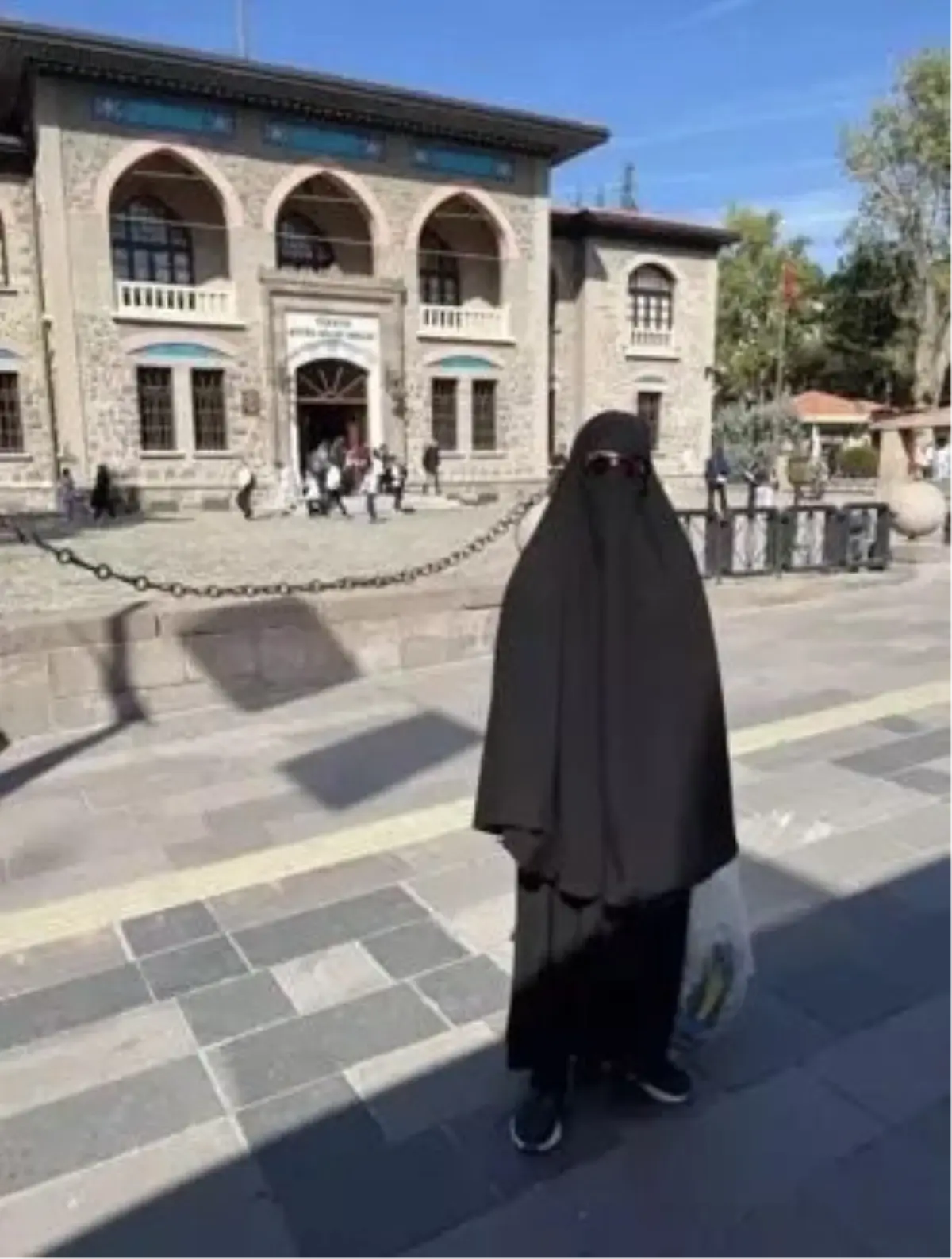 sosyal medyada carsaf giyerken gozaltina alindi XNzWJknr.jpg