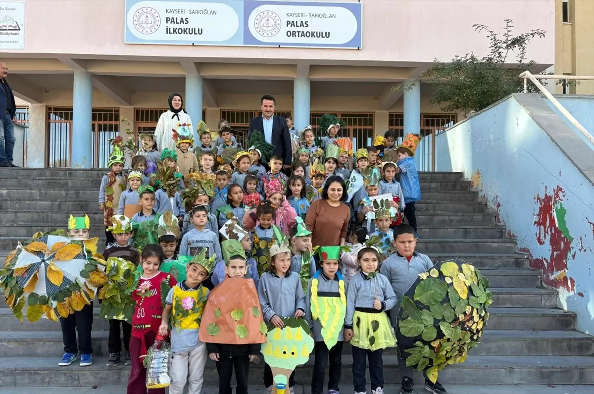 ogrencilerden geri donusum defilesi yesil vatan temasi 84BEkX1t.jpg