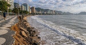 deniz-bu-sehri-yutmaya-basladi-kiyidaki-sehir-yok-olma-riskiyle-karsi-karsiya-kOg9ytJb