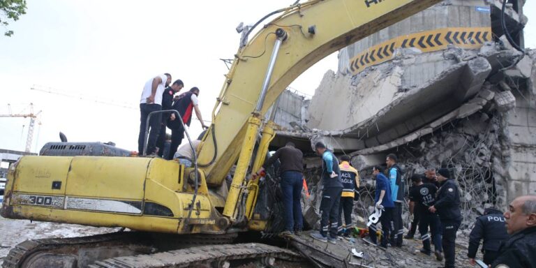 kahramanmarasta-yikim-faciasi-5-katli-otopark-coktu-is-makinesi-operatoru-enkaz-altinda-kaldi-IvP6AYgj