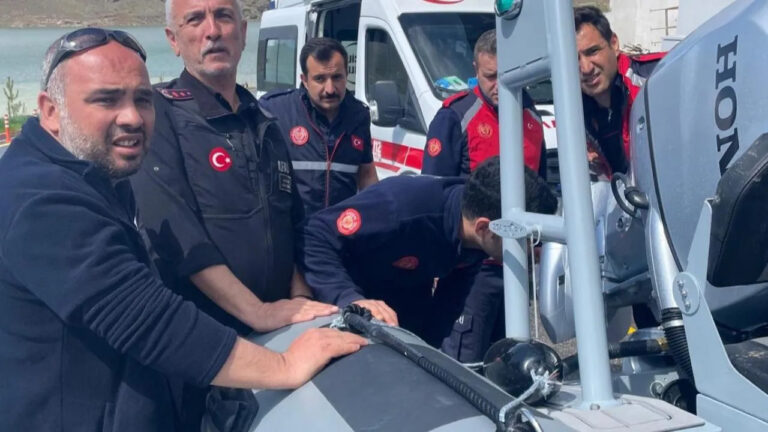 sorf-tahtalari-alabora-oldu-issiz-adacikta-mahsur-kaldilar-OE4G6zl4