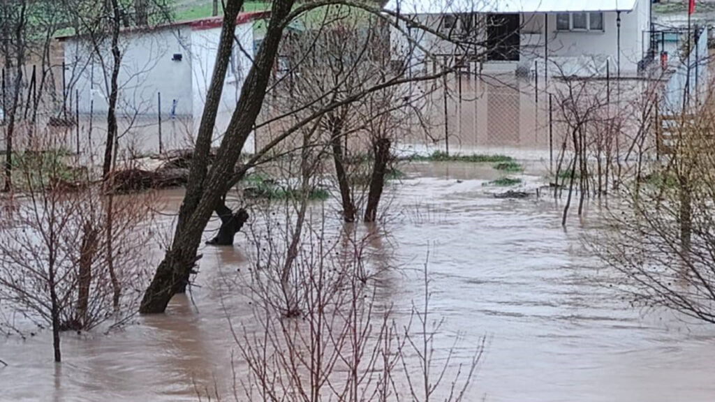 turkiyenin-en-uzun-nehri-tasti-sivasta-sel-felaketi-nJdpI2pV
