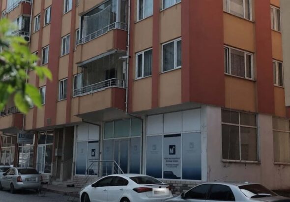 kenti-sarsan-olay-genc-kiz-universite-hocasinin-elinden-kurtulmak-icin-balkondan-ciplak-atladi-uWzli7hY
