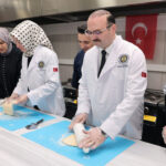 rektor-eline-oklavayi-aldi-hamur-acip-pisi-pisirdi-3OmWP1yc