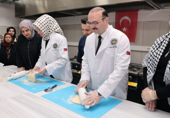 rektor-eline-oklavayi-aldi-hamur-acip-pisi-pisirdi-3OmWP1yc